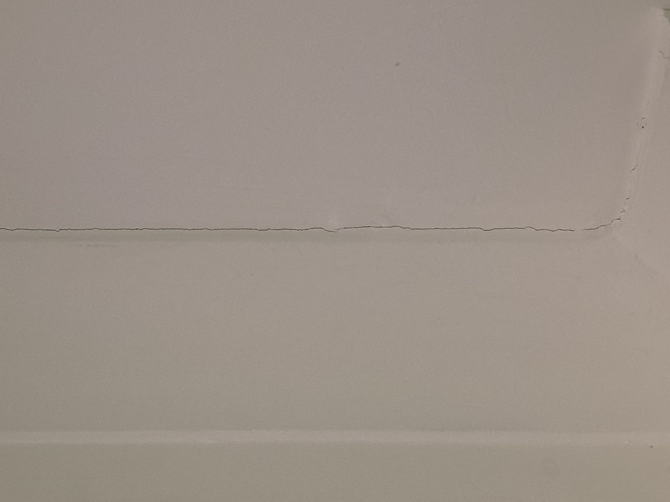 Diagonal crack in a house wall, Kellys Surveyors Bromley