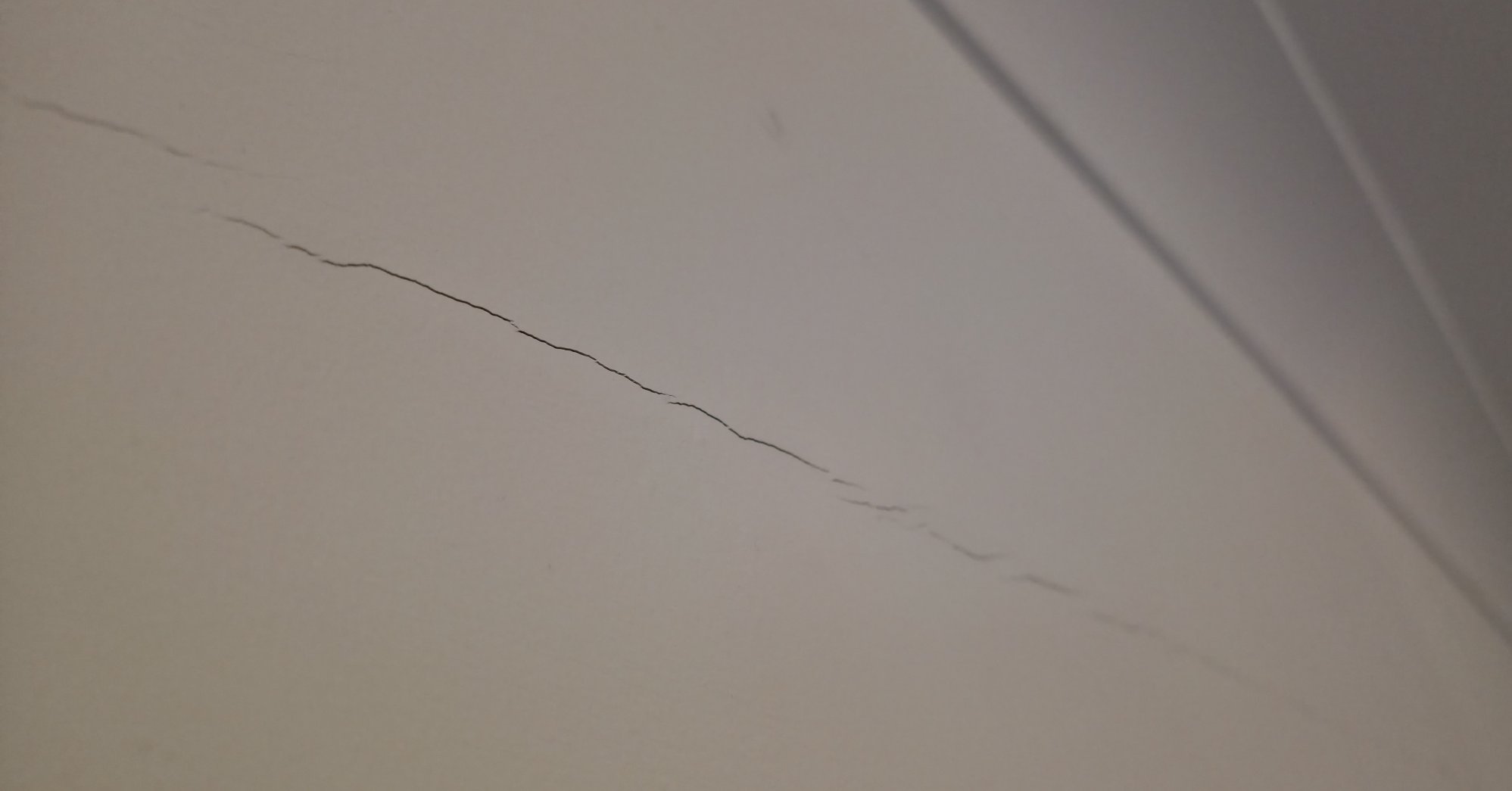 Horizontal cracks in house wall, Kellys Surveyors Bromley
